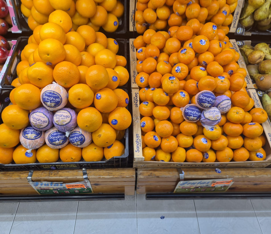 Imagen sobre Cajas de frutas frescas de temporada listas para distribución en Barcelona
