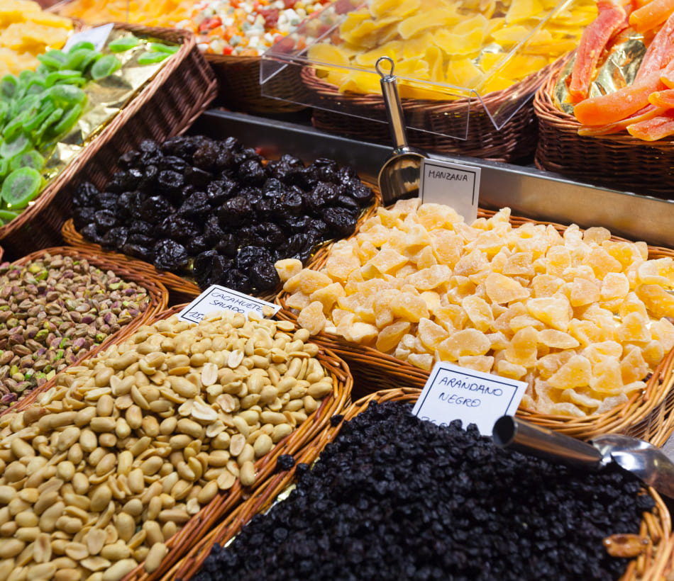 Imagen sobre Surtido de frutos secos a granel y tarros de miel artesanal en Barcelona